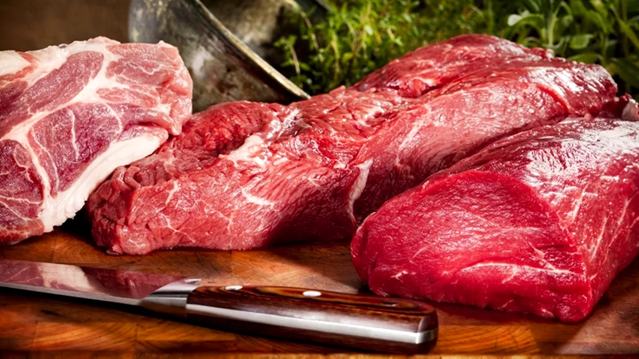 Șeful unui magazin acuză că i s-a cerut să vândă carne stricată, spălată cu detergent