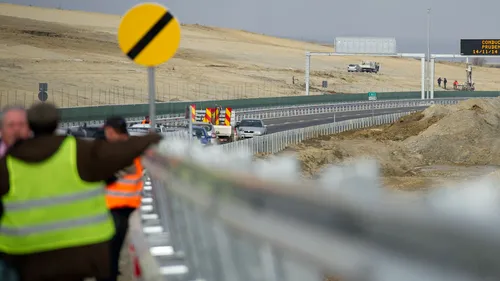 După „o dezamăgire, Guvernul anunță PLANUL B pentru cea mai așteptată autostradă din România. Ministru: „Dacă nu se vor încadra în termen, vom încheia contractul cu ei