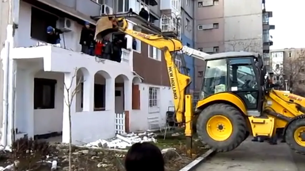 VIDEO - Un craiovean și-a extins locuința cu încă două camere, în grădină. 