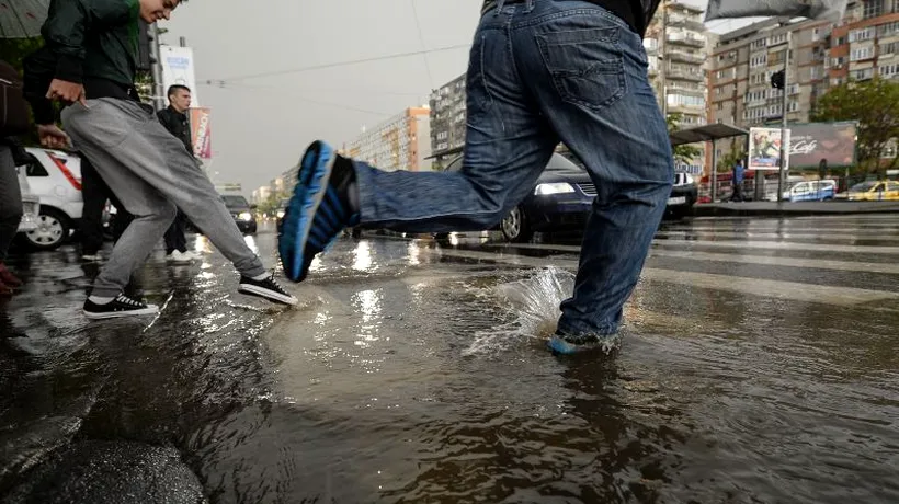 VREMEA. Cod galben de ploi și vijelii, în București și 20 de județe. Harta zonelor afectate
