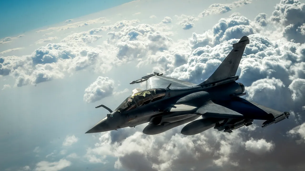 Incident aviatic în Franța: Un civil a fost EJECTAT dintr-un avion de vânătoare Rafale în timpul decolării