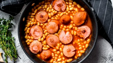 Cum prepari rețeta spaniolă de fasole cu cârnați. Trucul ca boabele să nu se spargă deloc