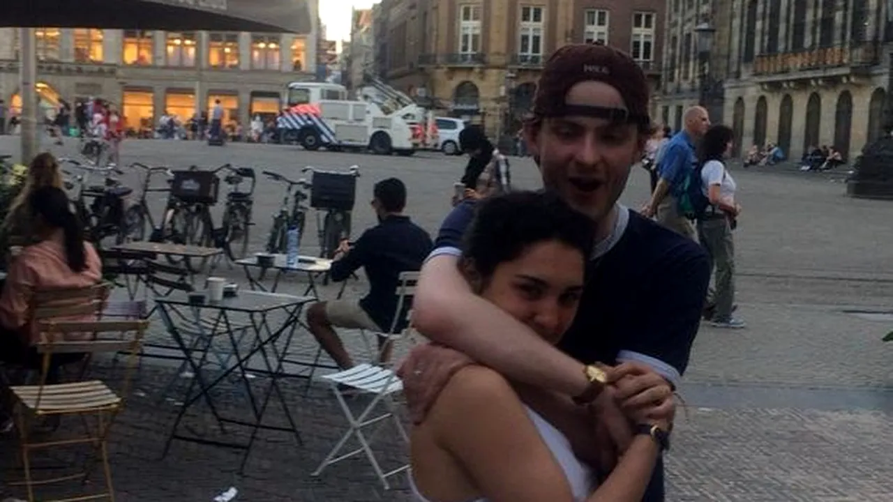 Visul american, coșmar pentru un britanic: Au crezut că vreau să rămân în SUA. M-au băgat la închisoare. Toaleta era o groapă săpată în pământ / În timp ce iubita îl aștepta în lacrimi, tânărul încătușat a fost deportat de urgență, din cauza unui mesaj banal