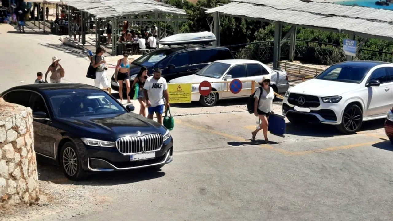 Două mașini românești parcate la marginea unei plaje din Lefkada, motiv de DISCUȚII aprinse pe rețelele de socializare