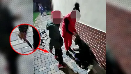 VIDEO | Imagini șocante cu un băiețel bătut cu bestialitate de alți patru copii, în curtea unui cămin cultural din Dâmbovița. Au vrut inclusiv să-l înjunghie