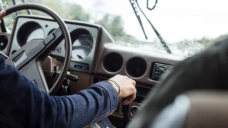 Cod Rutier 2025. Amenzi mai mari pentru șoferii care le permit copiilor să stea pe scaunul din față