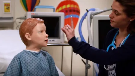 HAL, robotul copil care SÂNGEREAZĂ, ȚIPĂ și PLÂNGE după mama lui