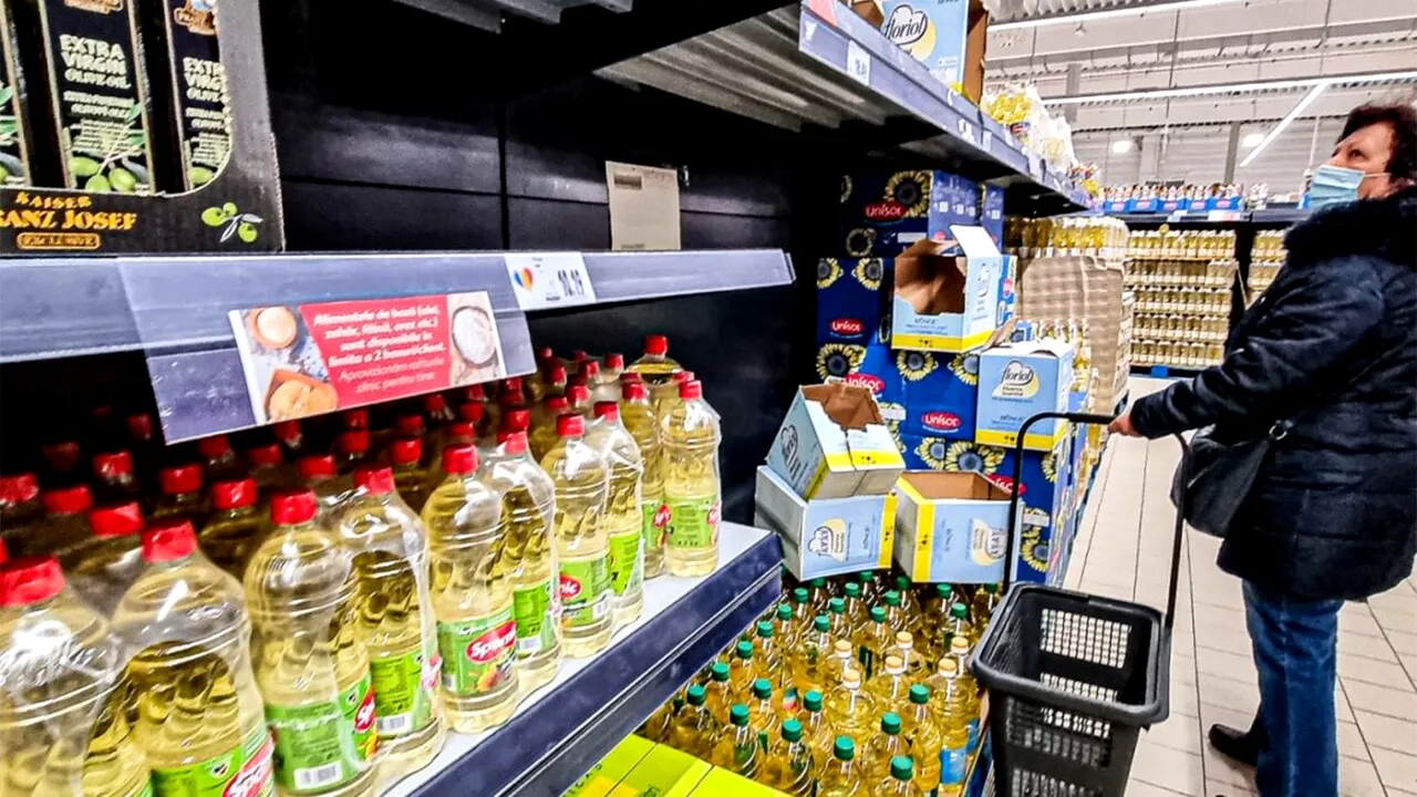 Vești proaste pentru români! Câți lei va costa o sticlă de 1 litru de ulei de floarea soarelui, înainte de Crăciun