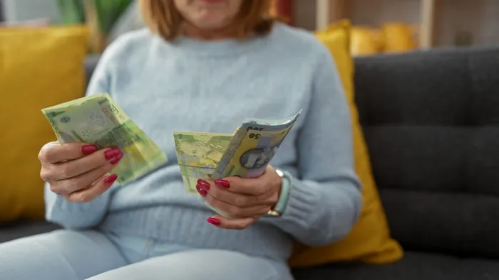 Ajutor financiar pentru anumite categorii de români / foto: Shutterstock