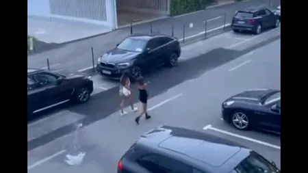 Imagini halucinante la Mamaia, unde un inconștient aruncă de la balcon cu scaune de fier și cu sticle pe mașini și spre oamenii care trec pe stradă | VIDEO