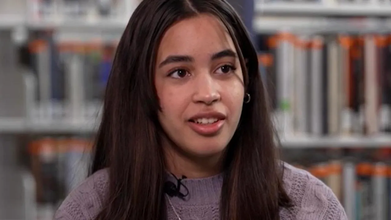 O elevă ANALFABETĂ a teminat liceul cu brio și a câștigat o bursă pentru facultate. Cum își făcea temele, deși nu știa să scrie și să citească