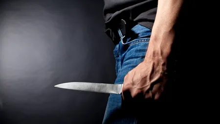 Mamă și copii, înjughiați de bunicul micuțului. Care este starea lor