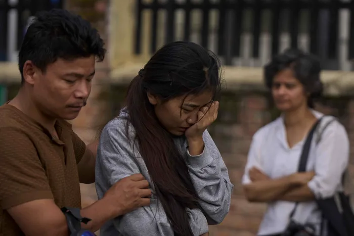 Rudele unei persoane ucise în timpul protestelor anticorupție, la morga Spitalului Universitar din Kathmandu.