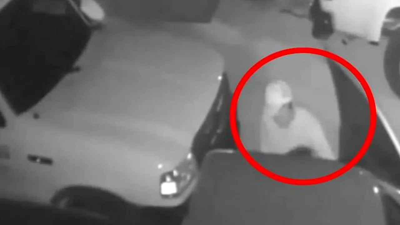 Polițiștii au crezut că nu văd bine când s-au uitat pe camerele de supraveghere. Ce a făcut acest hoț înainte să fure mașina chiar întrece orice imaginație
