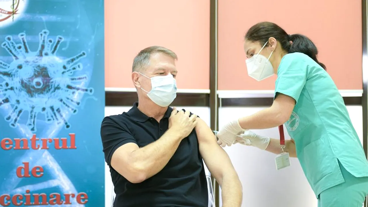 Val de comentarii negative după ce Klaus Iohannis s-a vaccinat anti-COVID: „O să mori de cancer! E injectat cu apă și vitamine/Pe flacon scrie altceva, nu COVID!”