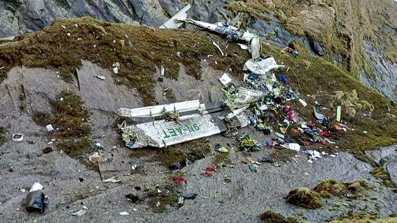 Cel puțin 14 persoane de la bordul avionului dispărut în Nepal și-au pierdut viața. Echipajele de intevenție continuă să caute supraviețuitori