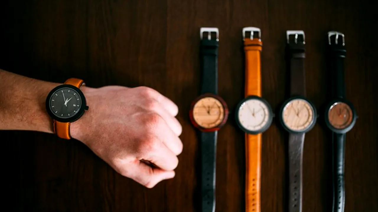 Doi tineri români au venit cu o idee unică: creează și vând ceasuri de mână din lemn