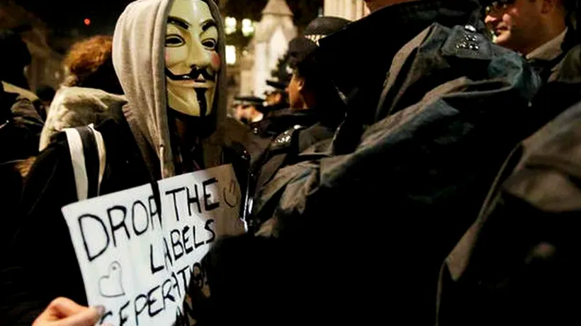 Militanți antiguvern cu măști Anonymus protestează în fața Palatului Westminster