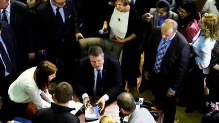 Klaus Iohannis a dat autografe peste trei ore pentru cartea sa autobiografică. 