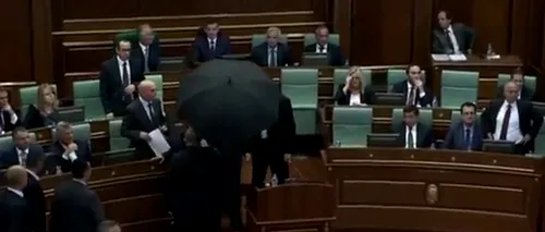 Premierul din Kosovo, atacat cu ouă în timpul unui discurs în parlament. Imaginile au făcut înconjurul lumii