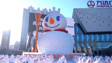 Chinezii și-au luat la revedere de la uimitorul „Rege al Oamenilor de Zăpadă“. Cum arăta sculptura de 18 metri care i-a captivat pe internauți