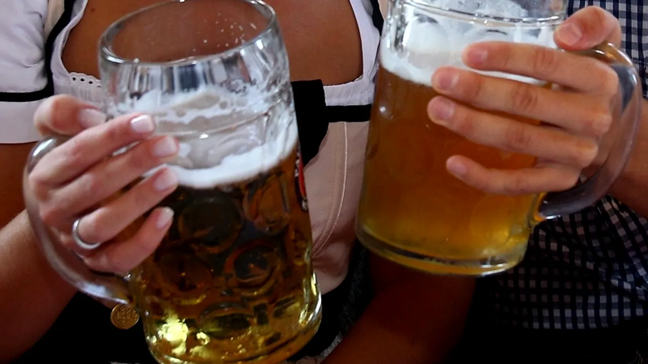 Mai ai curaj să bei BERE după CE CITEȘTI ASTA? Ingredientul care NU apare pe ETICHETĂ