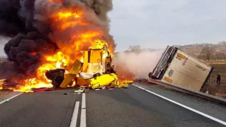 Două TIR-uri s-au ciocnit și au luat foc în Caraș-Severin. Șoferii au murit