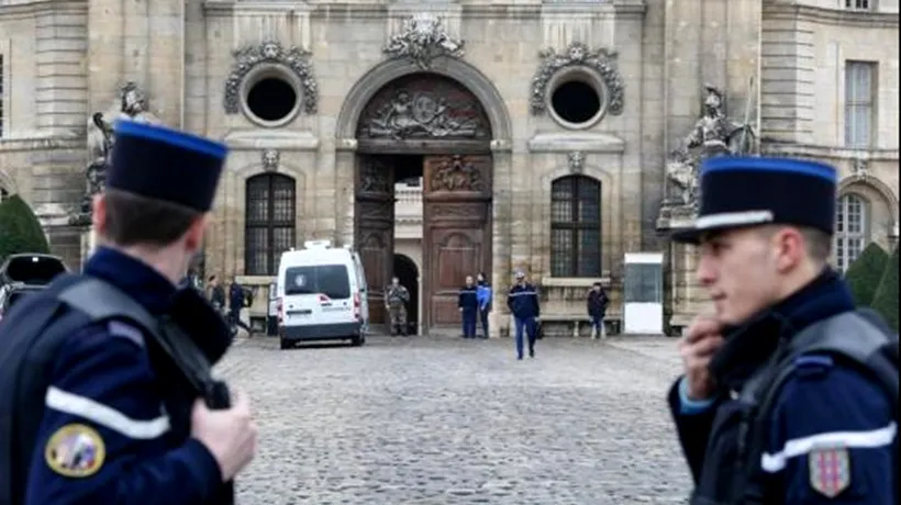 Incident armat la Paris: un suspect, reținut după ce a spart cu mașina poarta unui muzeu militar