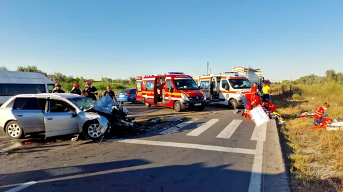 FOTO | Accident grav în Năvodari: O persoană a murit, după ce o mașină s-a ciocnit cu un tir. Alte două victime - un copil și un adult - au ajuns la spital