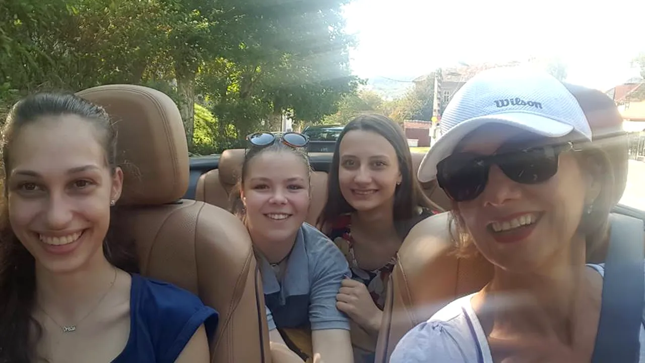 Carmen Iohannis, într-o decapotabilă alături de elevele ei. VIDEO