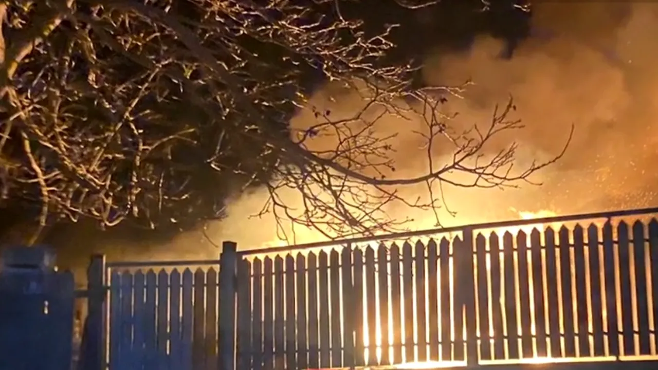 Doi bătrâni din Vrancea, SALVAȚI dintr-un incendiu uriaș de polițiștii care patrulau în zonă!
