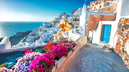 Ce răspuns a primit un turist român care caută o vacanță în Grecia fără conaționali de-ai săi: „Se transformă într-un Eforie cu manele şi coji de seminţe şi chiştoace în nisip“