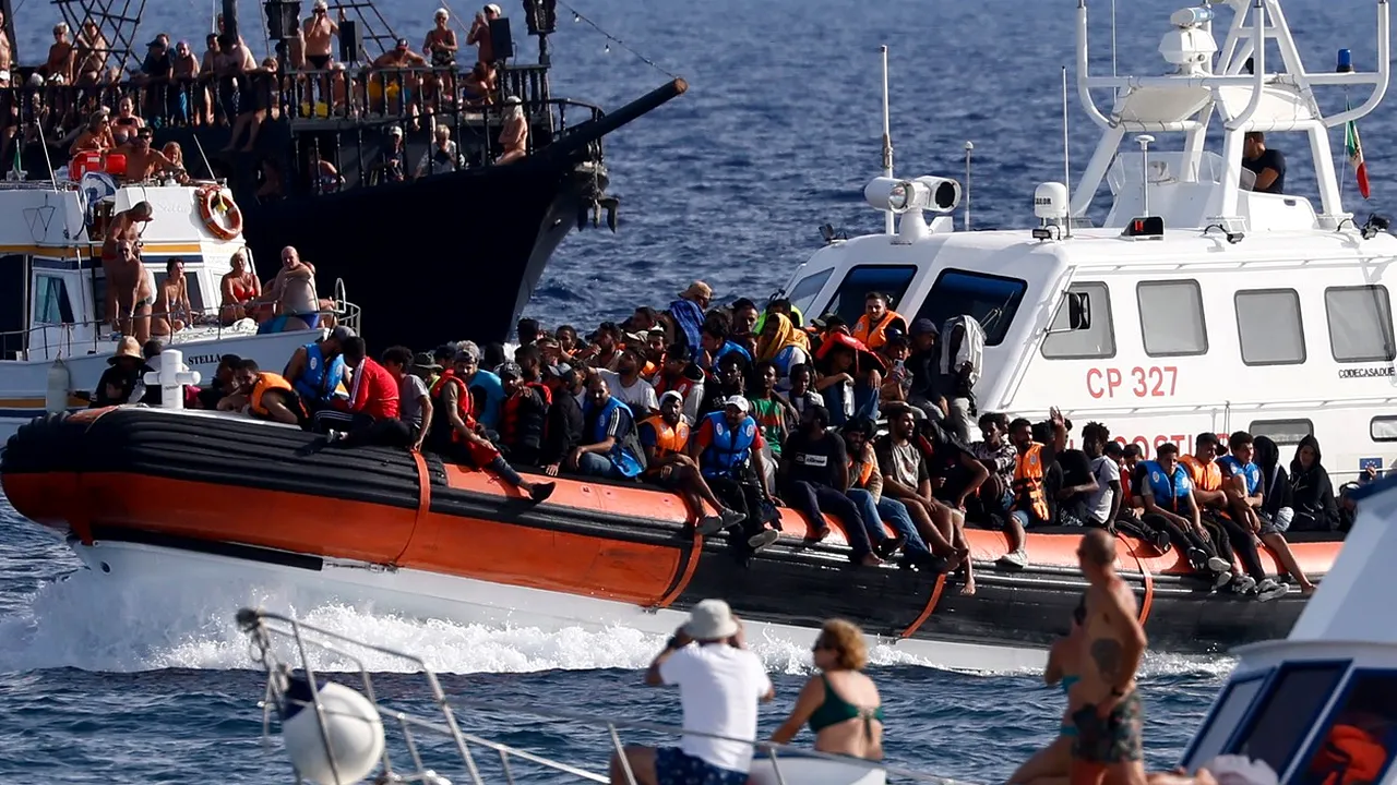ITALIA înăsprește legislația privind imigrația, după criza din insula Lampedusa
