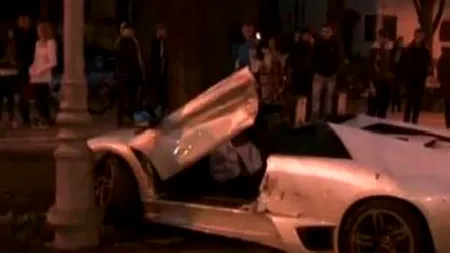 Accident spectaculos în centrul Bucureștiului:  Un Lamborghini de 300.000 de euro s-a înfipt într-un stâlp. Cine îl conducea