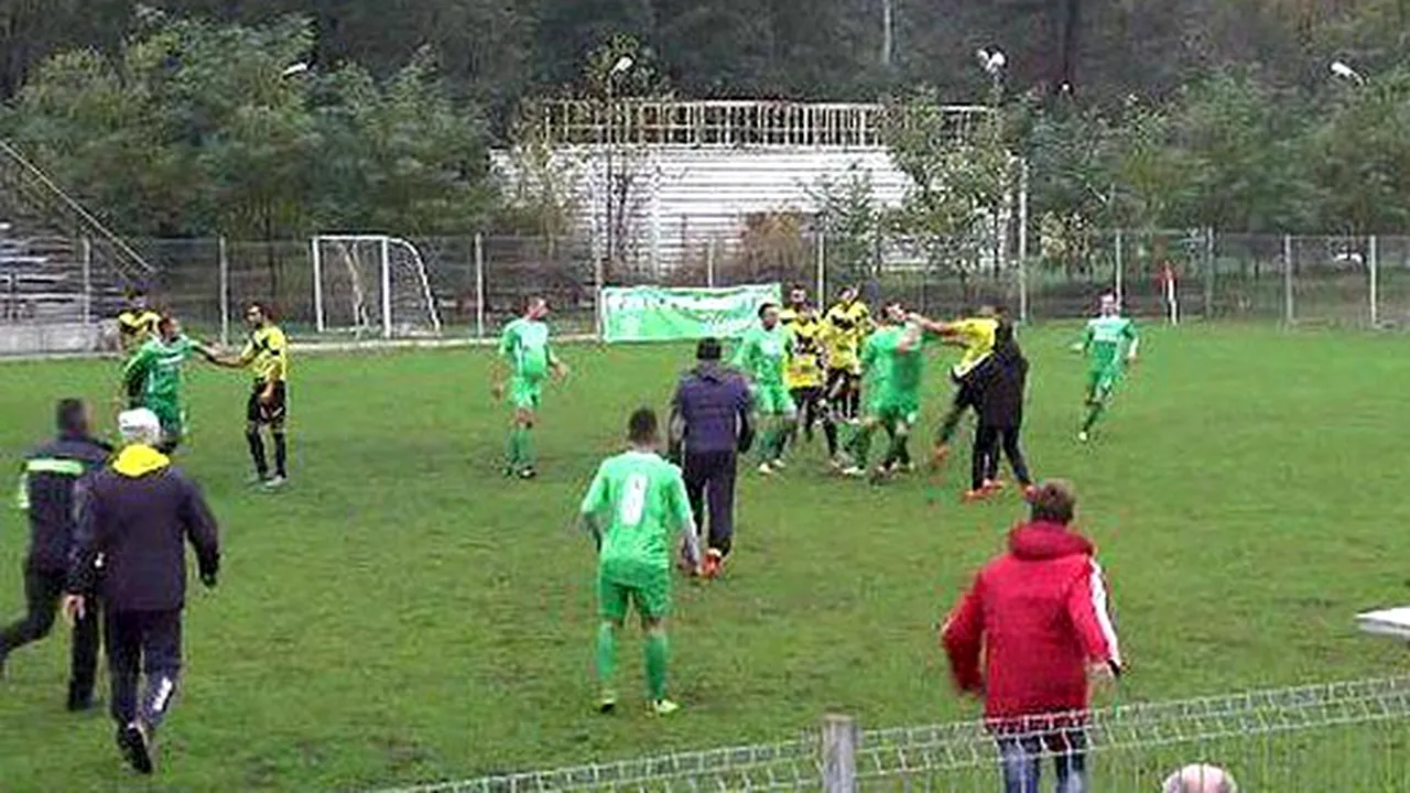 Scene de coșmar la un meci din Liga a V-a. Un spectator a scos sabia și a atacat suporterii echipei adverse