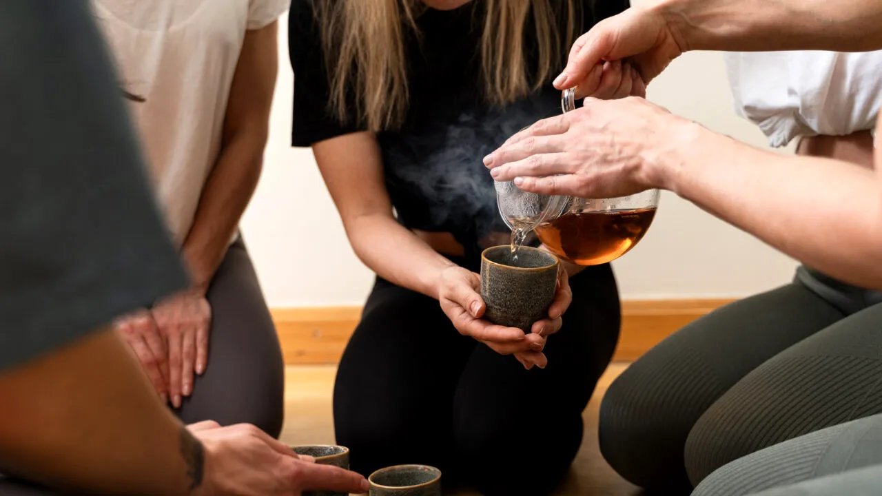 Ceaiurile IDEALE pentru un somn liniștit. Cele 6 plante cu efect relaxant pe care le poți savura seara