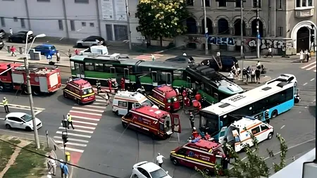 Un tramvai și un autobuz STB s-au ciocnit într-o intersecție din București. Mai multe persoane au ajuns la spital