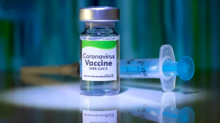Vaccinul împotriva COVID-19 dezvoltat de Oxford, declarat „sigur” pentru persoanele în vârstă. Descoperirea majoră din studiile de fază 2