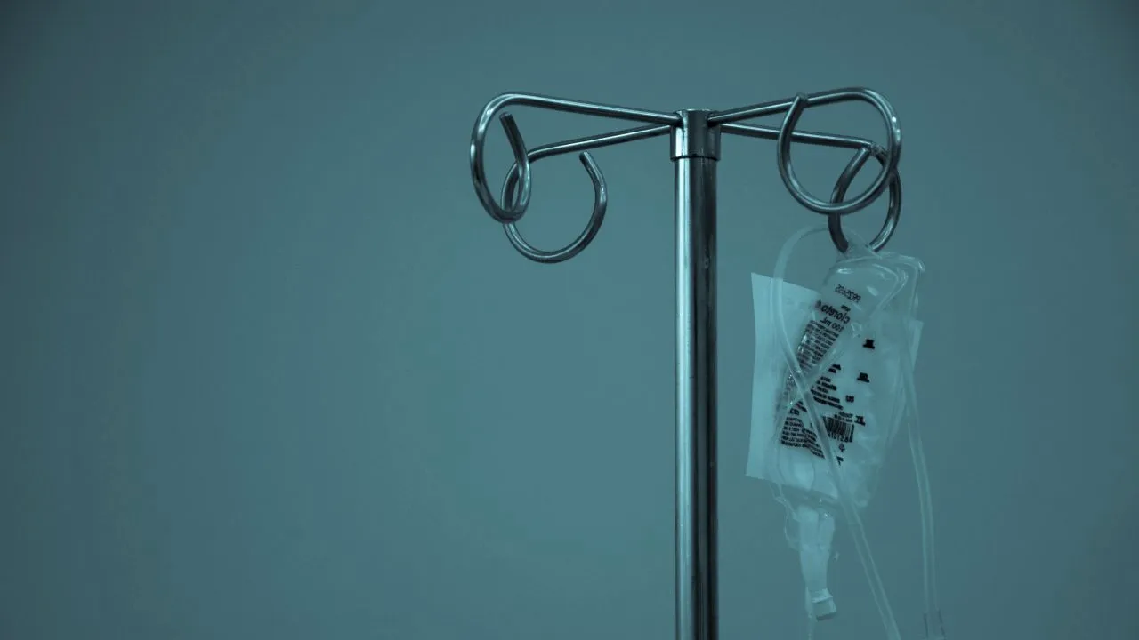 Tratament inuman aplicat unei paciente decedate în Spitalul Constanța: I-au aruncat cu mâncarea pe care a primit-o ca s-o mănânce. “Prezenta urme de violenţă, dar şi urme de legare la mâini”