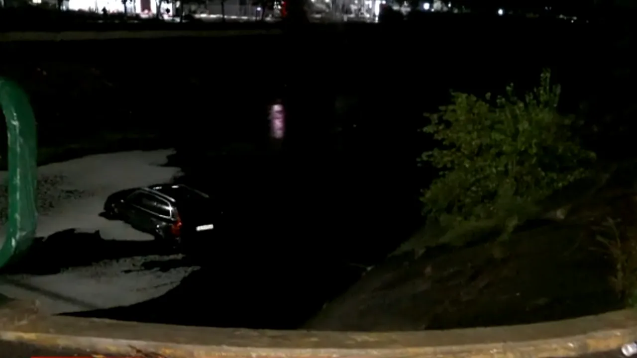 O mașină a ajuns în râul Dâmbovița, aproape de miezul nopții. Șoferul și pasagerul au reușit să iasă singuri din autoturism