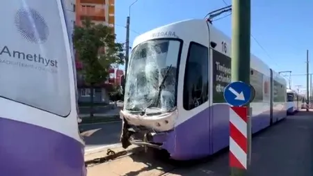 VIDEO | O femeie a ajuns la spital după ce două tramvaie s-au ciocnit pe un bulevard din Timișoara