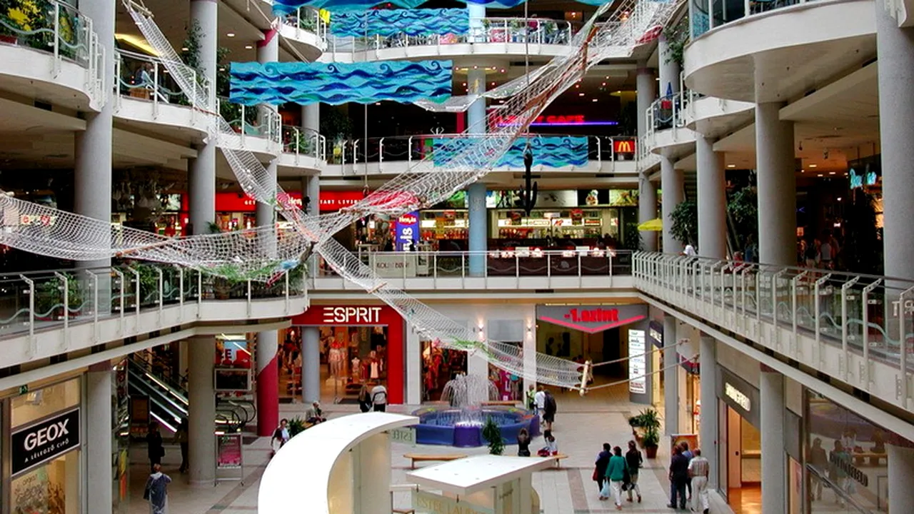 Un cunoscut brand de echipamente sportive ar putea fi scos la VÂNZARE. Valoarea de piață a mărcii s-a redus la jumătate în ultimul an