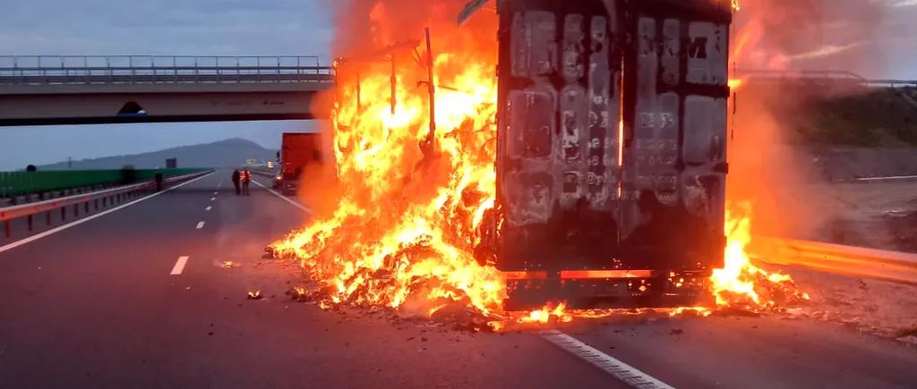 Incendiu pe autostrada A10 Sebeş-Turda. 10 tone de textile, aflate într-un TIR, s-au făcut scrum - GALERIE FOTO-VIDEO