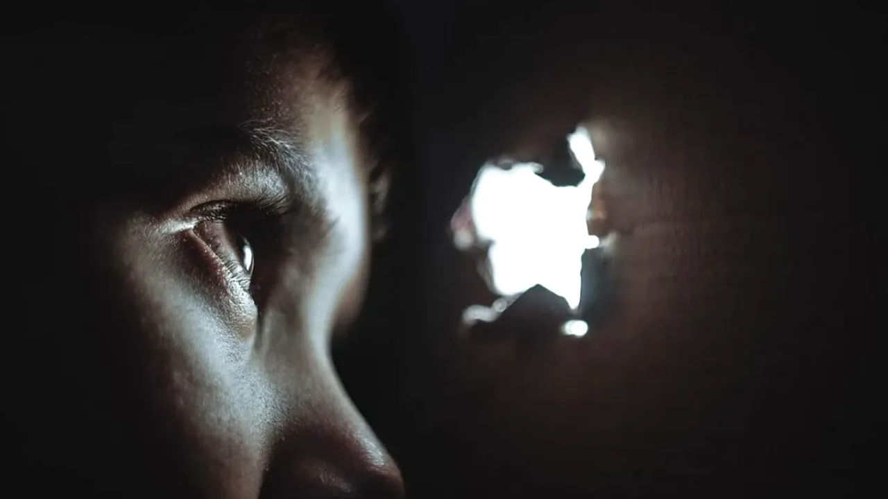 ȘOCANT. Băiat de 15 ani, condamnat pentru omor. A vrut să își apere tatăl și a înfipt cuțitul într-un vecin