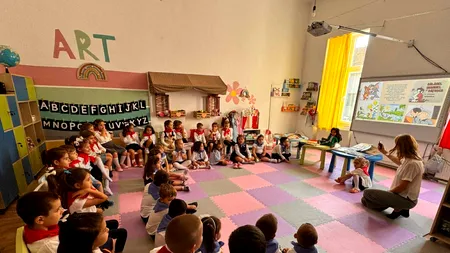 Copii de grădiniță, costumați în „șoimi ai patriei” la deschiderea anului școlar. Poliția a deschis dosar penal pentru „propagandă COMUNISTĂ”