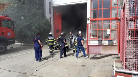 FOTO - VIDEO | Incendiu la Hidrocentrala Turnu din Călimănești, Vâlcea / Nu se poate acționa cu apă, ci doar cu stingătoare cu pulbere / Avaria nu afectează alimentarea cu energie