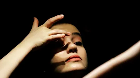 Actriță româncă, experiență traumatizantă după infectarea cu COVID-19: ”Regret fiecare moment în care am ales să îmi cresc copilul aici”