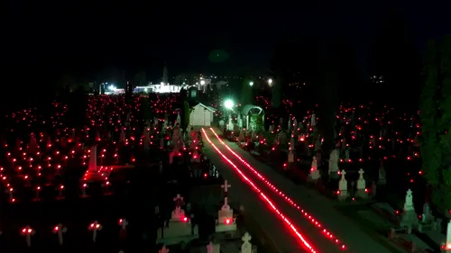 ANCHETĂ. Cimitirele din Râmnicu Vâlcea, luminate de Înviere cu 18.000 de lumânări. Poliția anchetează cazul