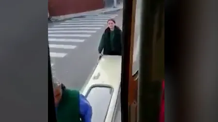 VIDEO | Un tramvai a rămas fără o ușă chiar în timpul mersului, la Iași. Vatmanul a coborât și a recuperat-o: 