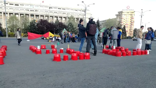 Protest cu găleți roșii în fața sediilor PSD și ALDE. Reacția jandarmilor din Piața Victoriei
